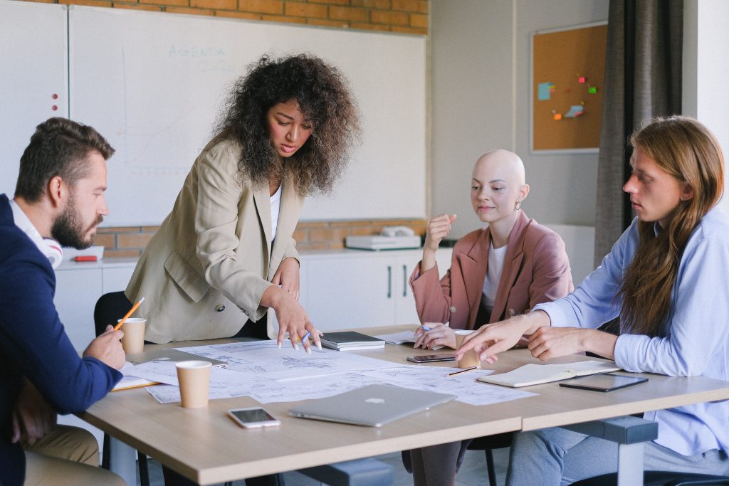 Dukungan Teknis Profesional 
Foto oleh Anna Shvets: https://www.pexels.com/id-id/foto/pemasaran-kantor-laki-laki-perempuan-5324941/