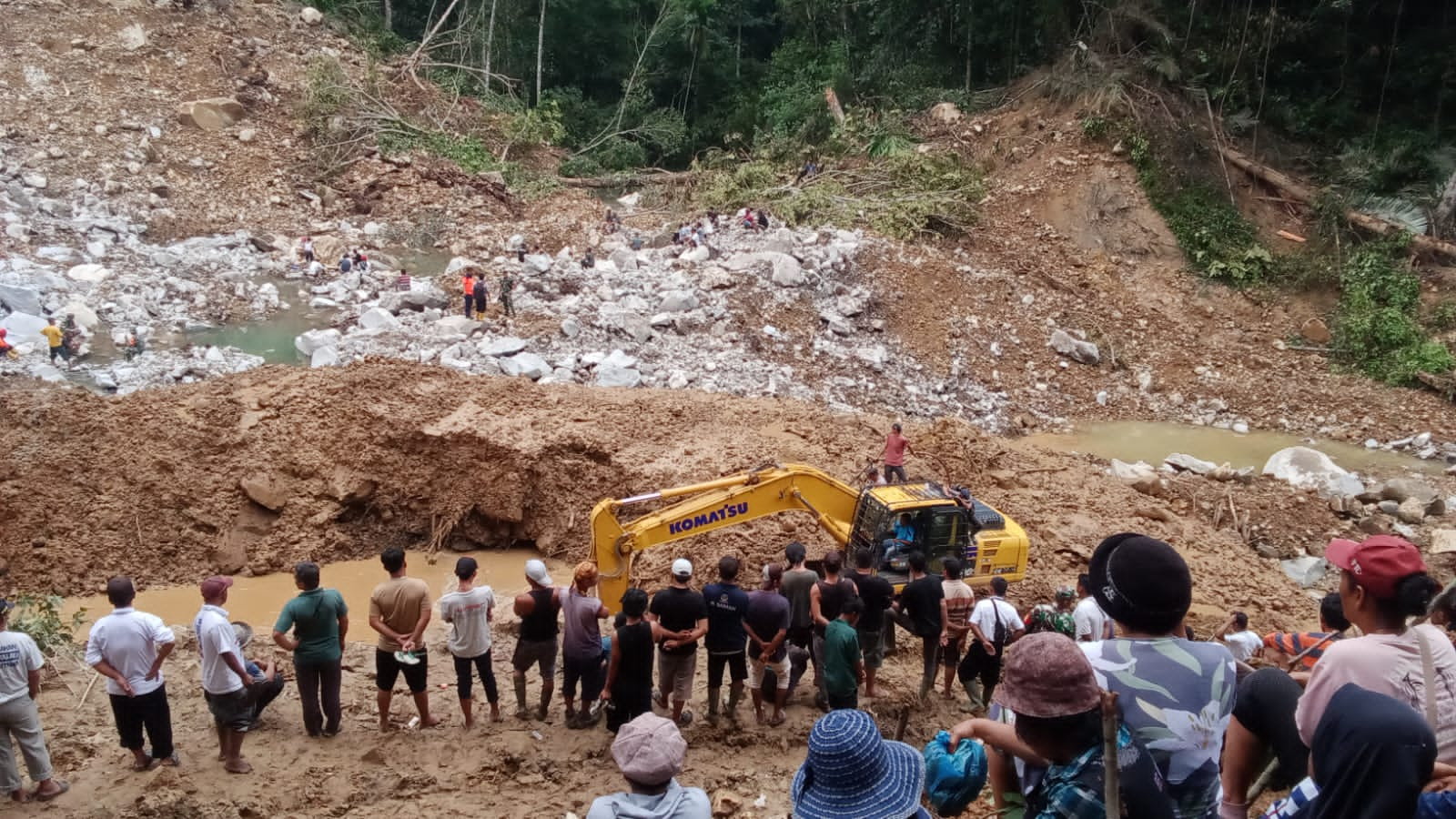 Pencarian Korban Tanah Longsor Dolog Simarsolpah Terus Dilakukan