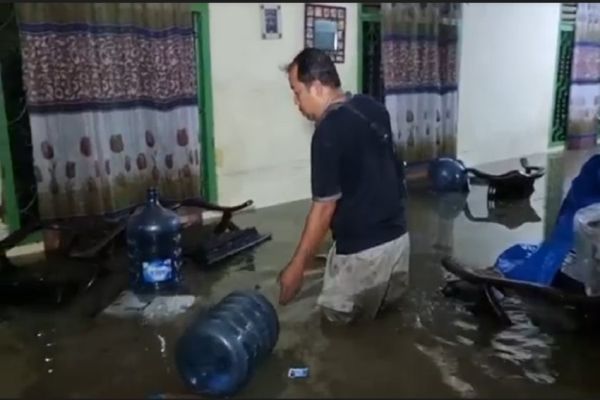 Penampakan Kepanikan Warga Medan Saat Rumahnya Diterjang Banjir Sungai Deli