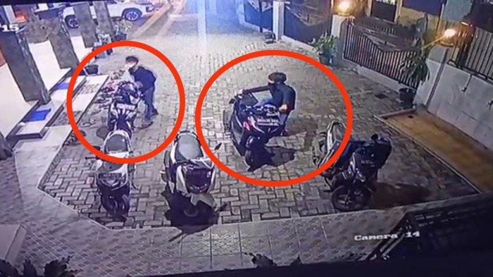 DUA Remaja Terekam CCTV Mencuri Motor Jemaah Yang Tengah Salat Subuh Di