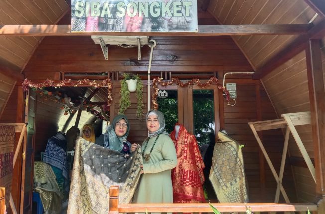 Dukung Pelestarian Warisan Budaya PT Bukit Asam Kembangkan Songket