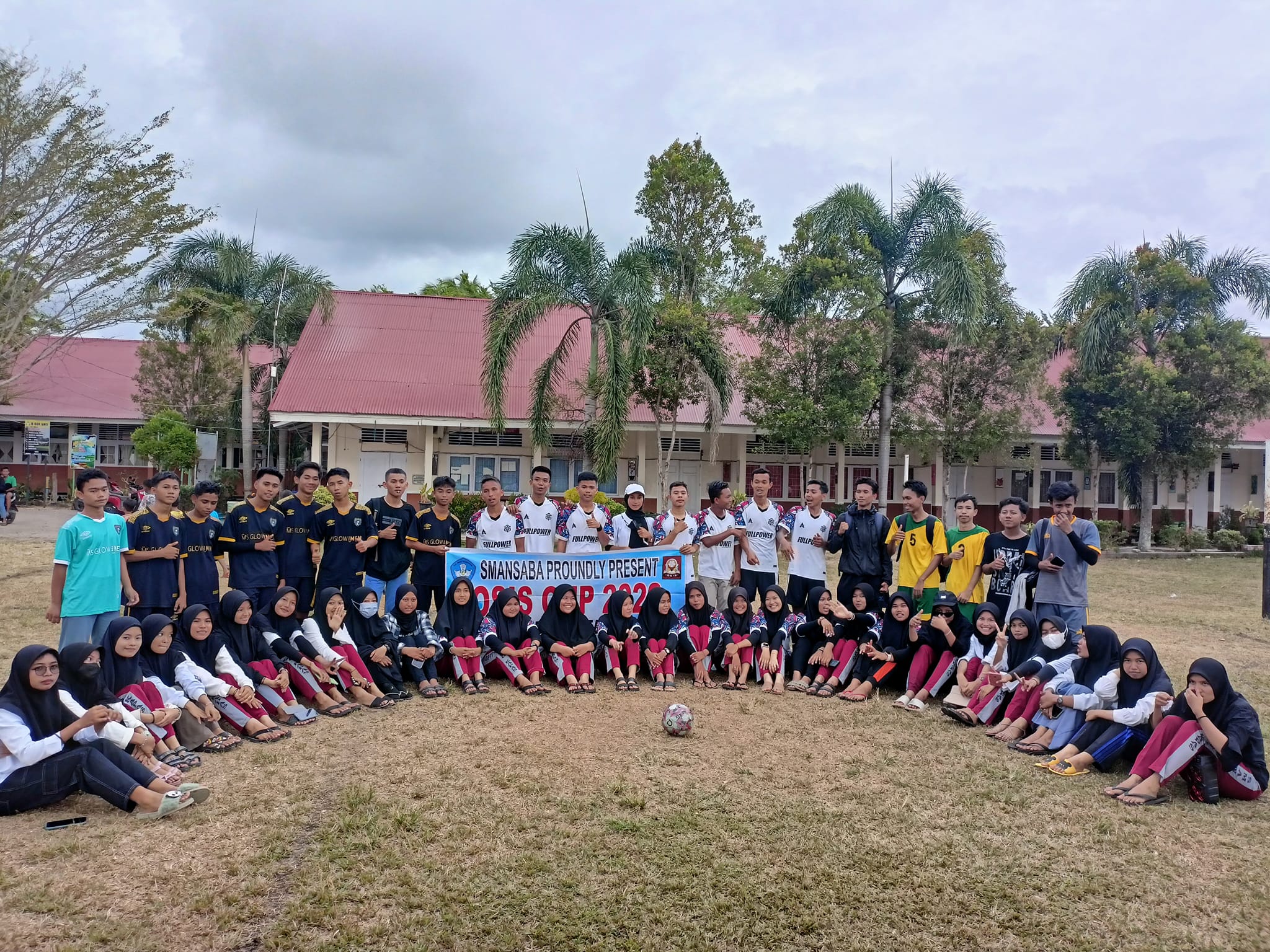 Rabu (2/3/22) Sudah Sampai di Babak Final OSIS CUP Tournamen Futsal SMAN 1 Batang Kapas. Kelas XII MIPA 3 berhasil mengalahkan Kelas XII MIPA 5,  dan Kelas XII MIPA 3 keluar sebagai JUARA 1 di ajang OSIS CUP Tournamen Futsal ini. dan kelas XII MIPA 5 sebagai Runner up 1 (JUARA 2). Dan Kelas X IPS 1 berharsil menduduki peringkat ke 3.  Event ini merupakan pertandingan Futsal antar Kelas SMAN 1 Batang Kapas.  Sebagai Penutup Harapan Kepala Sekolah “Alhamdulillah,,, dengan berakhirnya kompetisi pada turnamen OSIS Cup ini mudah-mudahan lahir siswa-siswa yang terampil dan berbakat” tutur Drs Bulitanurpan.
