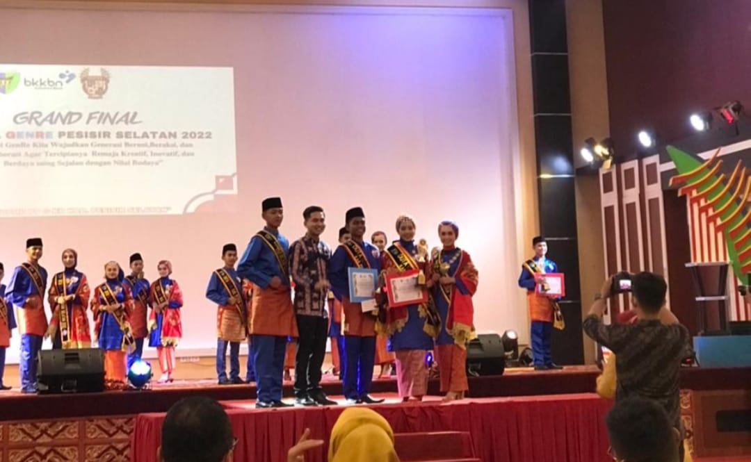 PESSEL RELASIPUBLIK – Salah satu Misi SMAN 1 Batang Kapas adalah mengembangkan bakat dan potensi peserta didik disegala bidang. Hal tersebut dapat dibuktikan melalui pemilihan Duta Generasi Berencana (GenRe) se- Kabupaten Pesisir Selatan.  Sandy Kurniawan perwakilan SMAN 1 Batang Kapas, dalam pemilihan duta genre kab Pesisir selatan yg berhasil menyabet 2 kategori sekaligus sebagai Top 6 duta genre kab. Pessel dan Juga Duta Genre Putra Favorit Kab. Pessel 2022