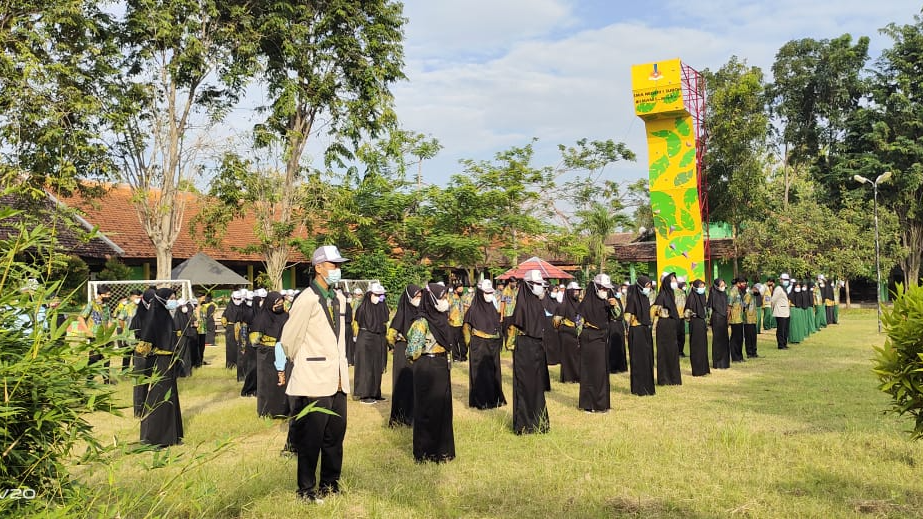 SEKOLAH BERKARAKTER