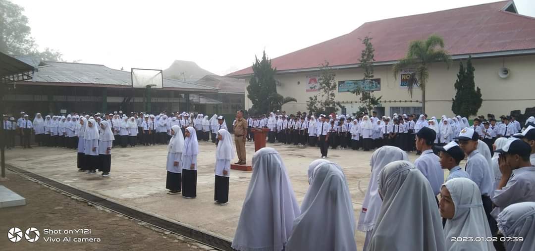 Pelaksanaan Upacara Bendera di awal semester genap 