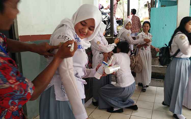 Nekat Corat-coret Seragam Sekolah, Puluhan Siswa SMA Dibubarkan Polisi