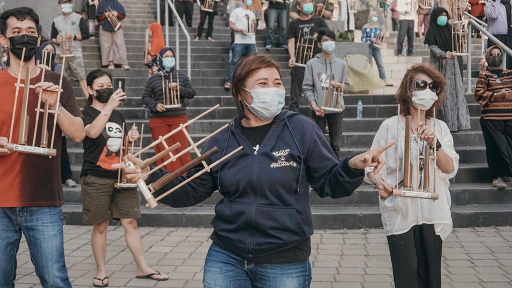 Satu Tahun Pandemi, Ribuan Nakes Dan Pasien Covid-19 Kompak Main Angklung Bersama