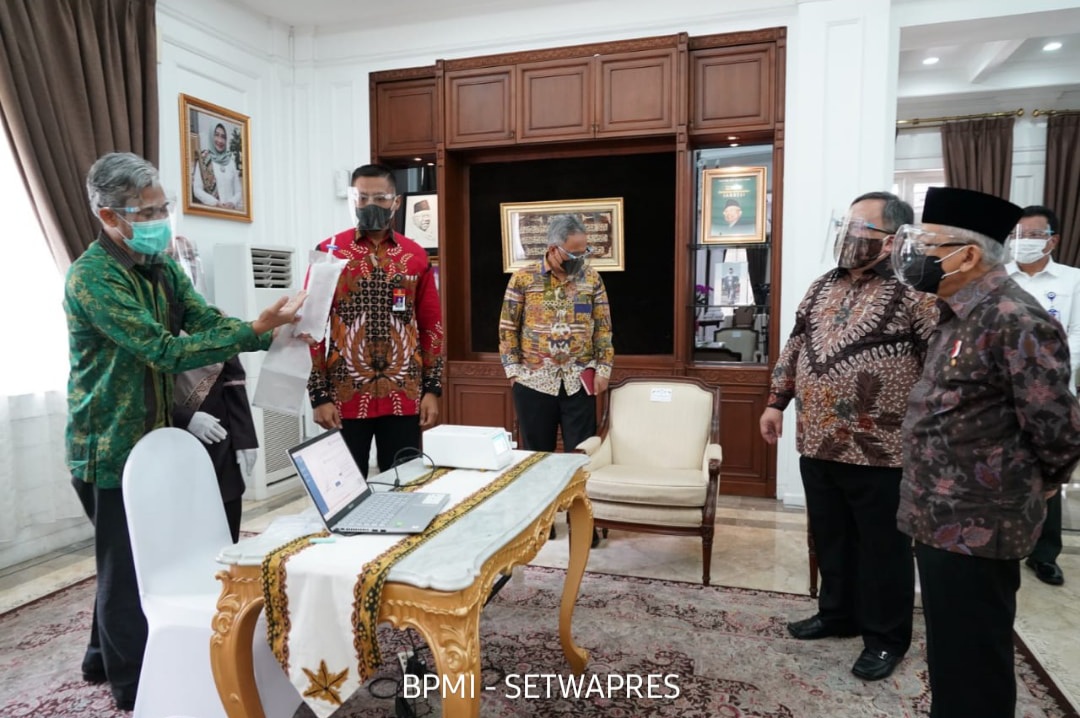 Wapres Ma'ruf Amin Mencoba Alat Skrining GeNose C19