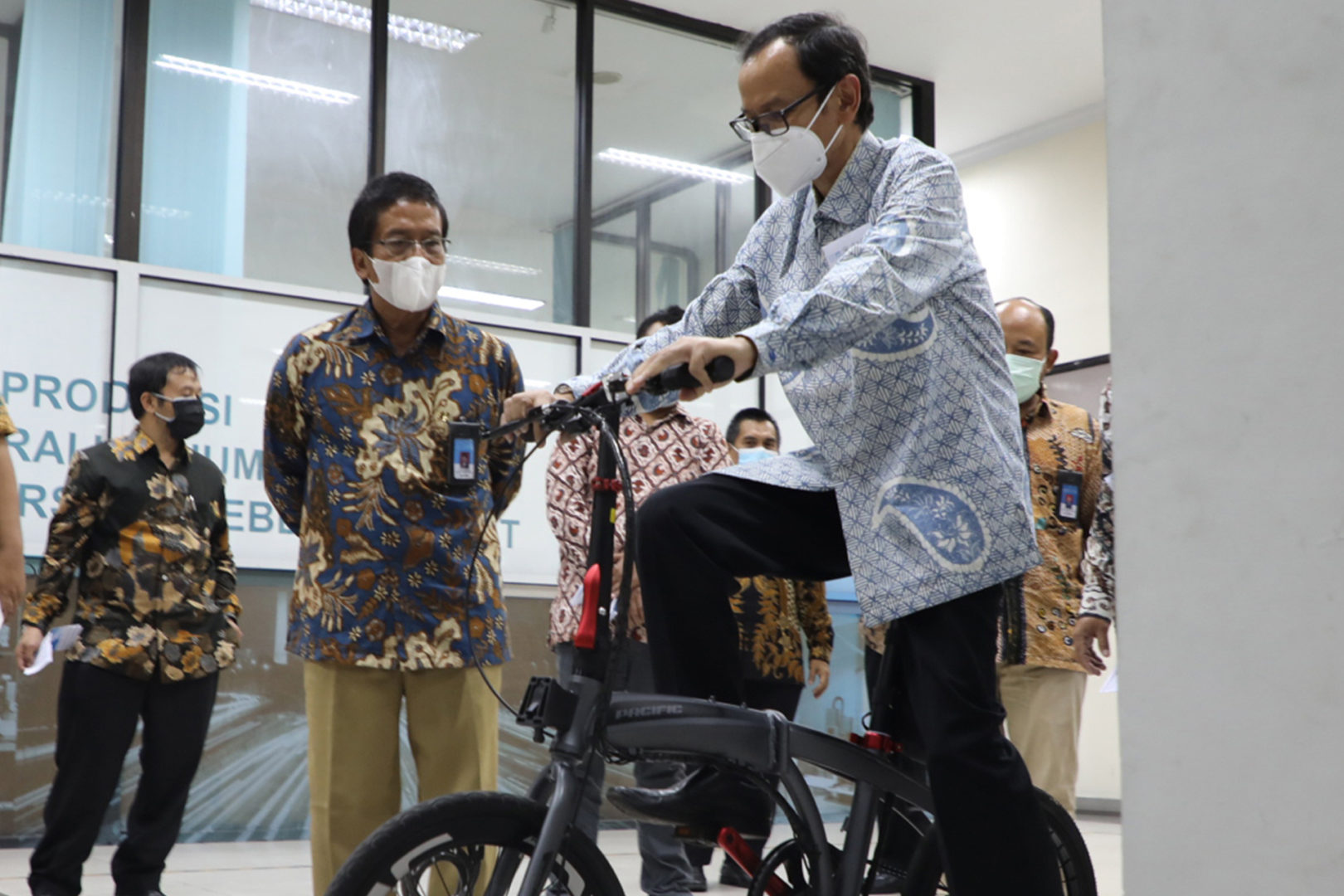 Sepeda Listrik Karya Mahasiswa UNS Dicoba Dirjen Dikti