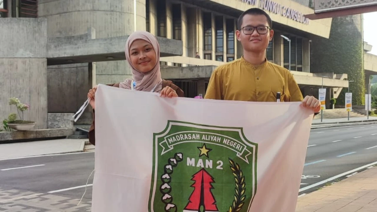 Dua Siswa MAN 2 Kudus Kibarkan Bendera Madrasah di Internasional YLEC Chapter Malaysia