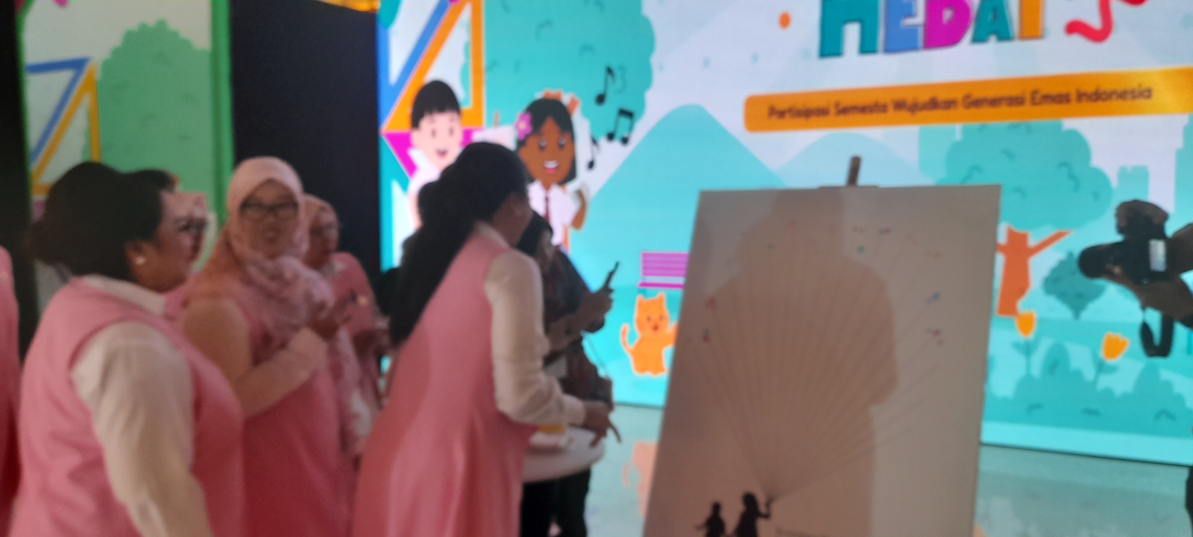 Ibu Wapres Selvi Gibran dan Anggota Seruni Menyatu di Pameran Festival Anak Indonesia Hebat