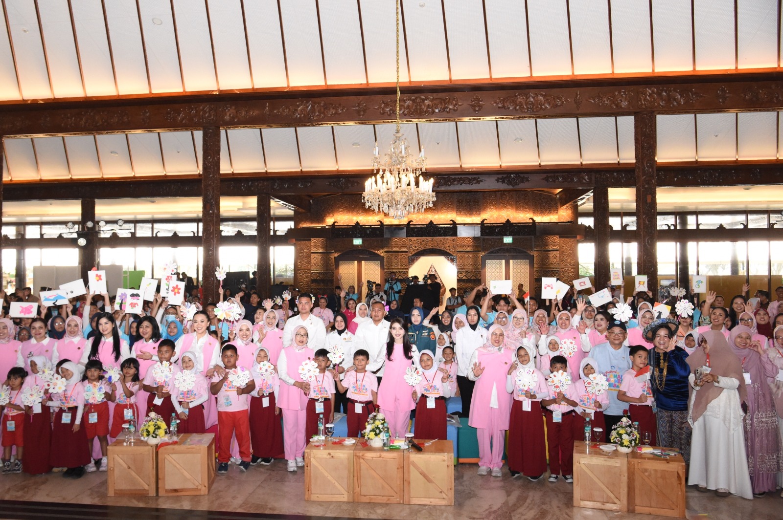 Ibu Wapres Selvi Gibran dan Anggota Seruni Menyatu di Pameran Festival Anak Indonesia Hebat