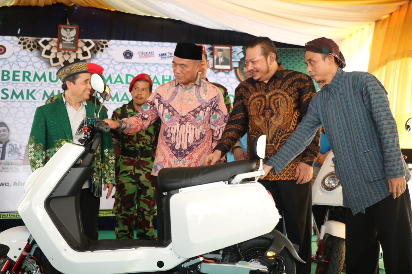 Revitalisasi Pendidikan Vokasi Indonesia On The Track