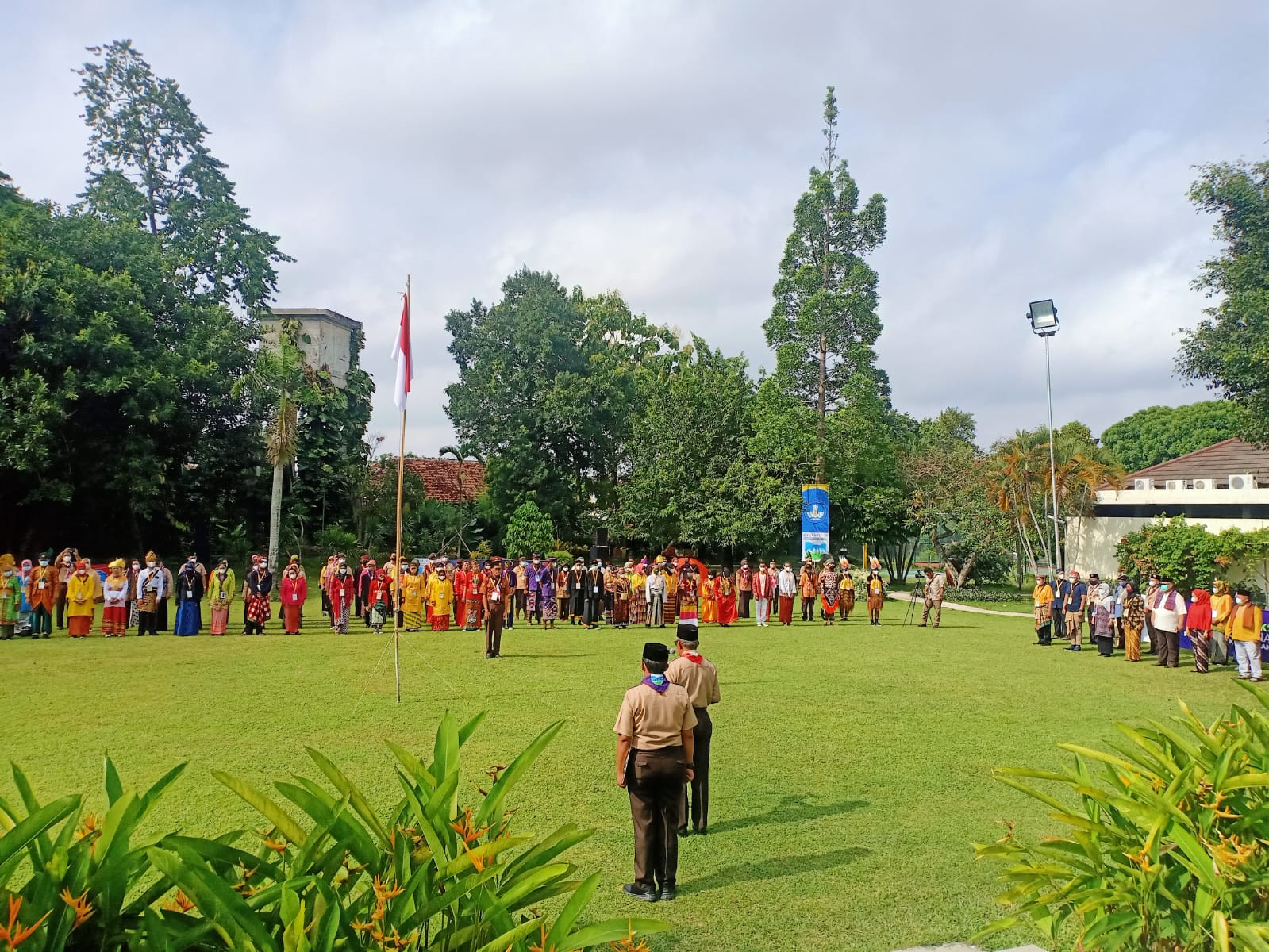 Berbusana Adat Daerah Siswa Berkebutuhan Khusus Hikmat Ikuti Upacara Sumpah Pemuda