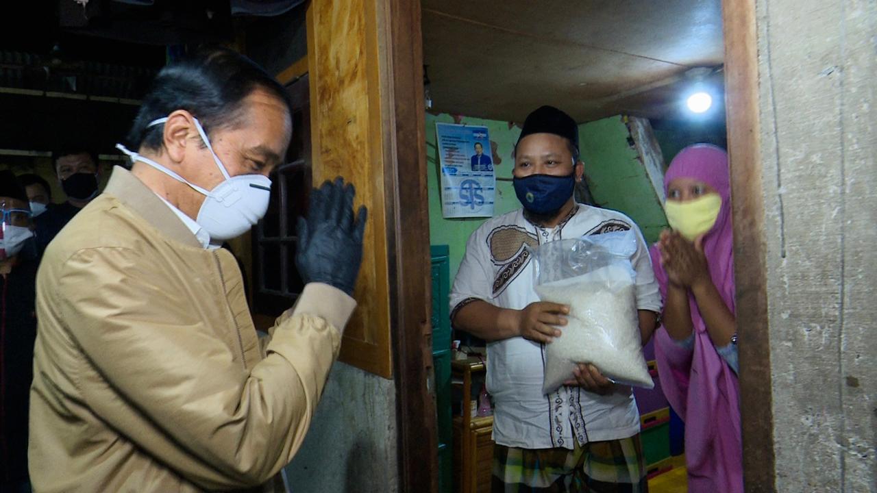 Presiden Blusukan Bagikan Paket Sembako, Obat Dan Vitamin