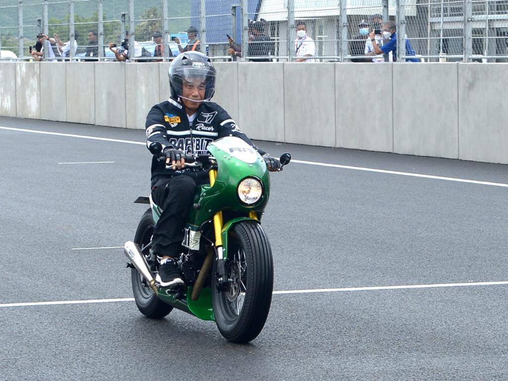 Resmikan Sirkuit Mandalika, Presiden Jokowi Naik Motor Kesayangan Coba Lintasan