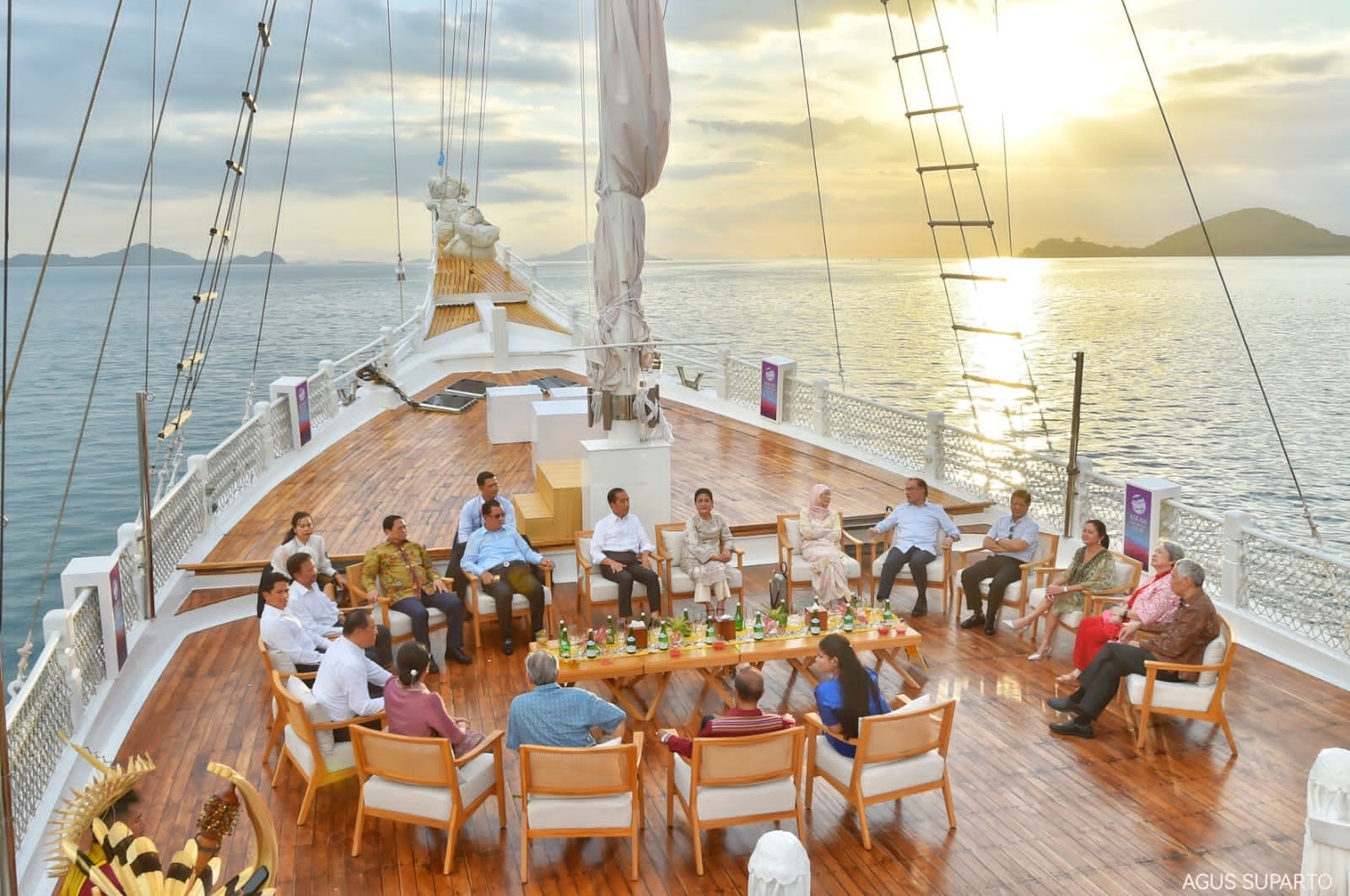 Diplomasi Matahari Terbenam Di atas Pinisi Putih