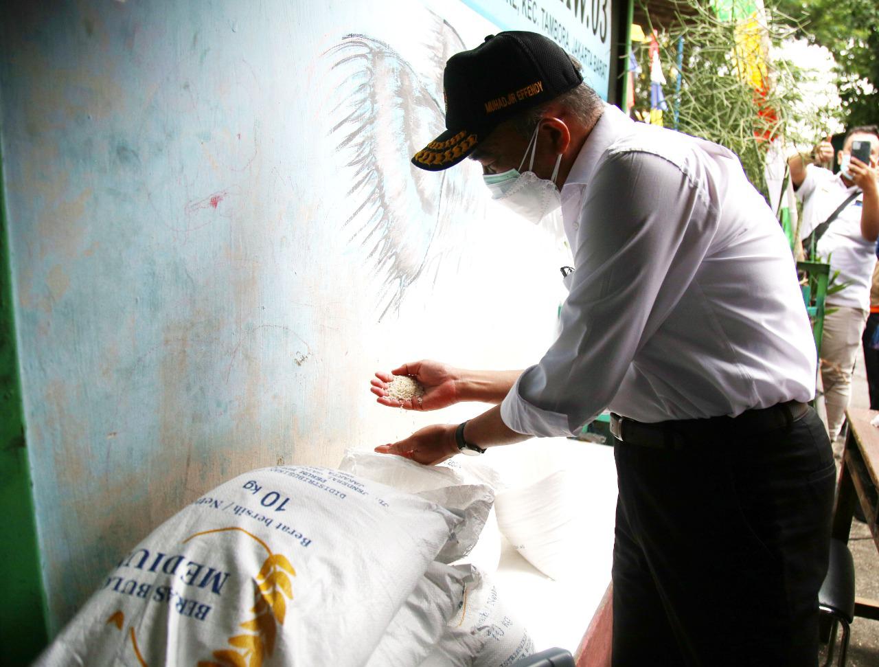 Beras Bansos Bermasalah, Banyak Batu dan Kutu Diminta Segera Diganti