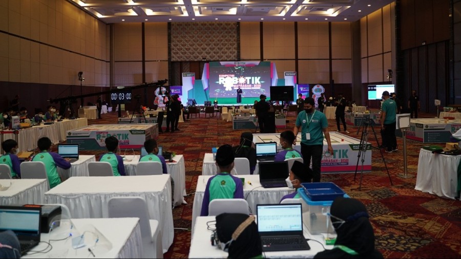 82 Tim Mobile Robot Bersaing di Kompetisi Robotik Madrasah Nasional 2021