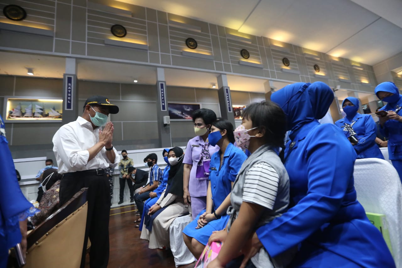 Menko PMK dan Menteri Sosial Kunjungi Keluarga ABK KRI Nanggala 402 di Mako Armada II Surabaya