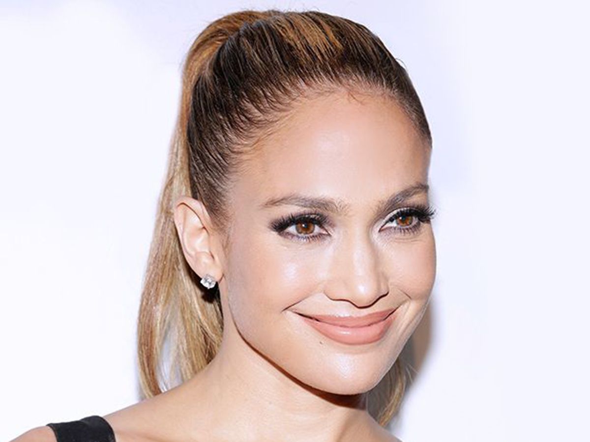 6 Rahasia Kulit Glowing di Usia 50 Tahun  ala Jennifer Lopez