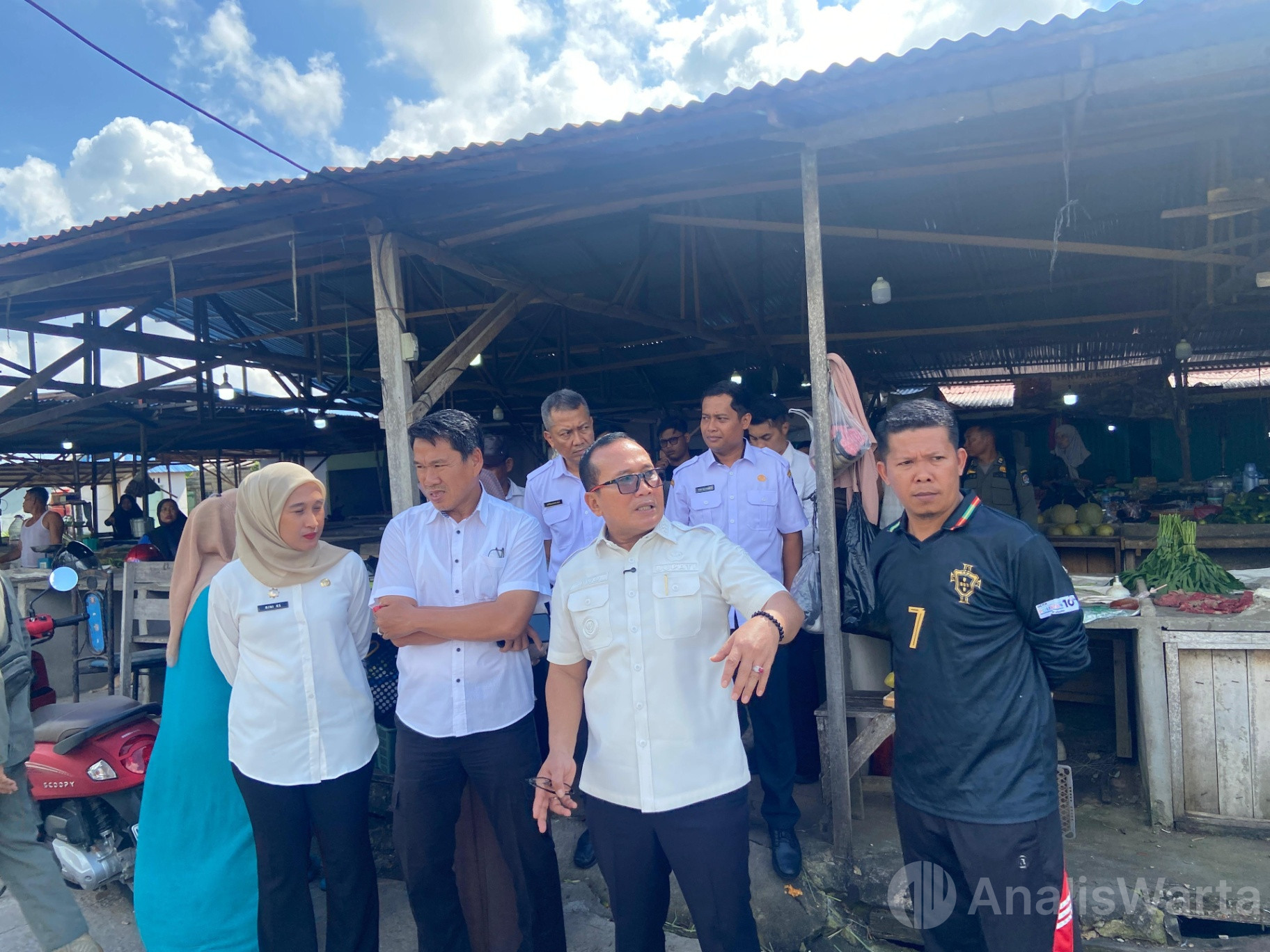 Sujiwo Soroti Belum Tuntasnya Penanganan Parkir dan Sampah di Pasar Bahagia