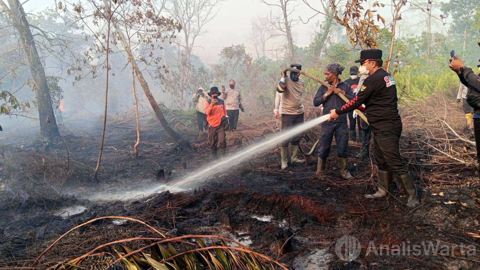 Bupati Sujiwo Turut Berjibaku Padamkan Karhutla di Parit Ngabeh