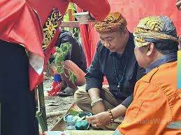 Bupati Alexander Wilyo Hadiri Ritual Adat, Singgung Jalan dan Air Bersih