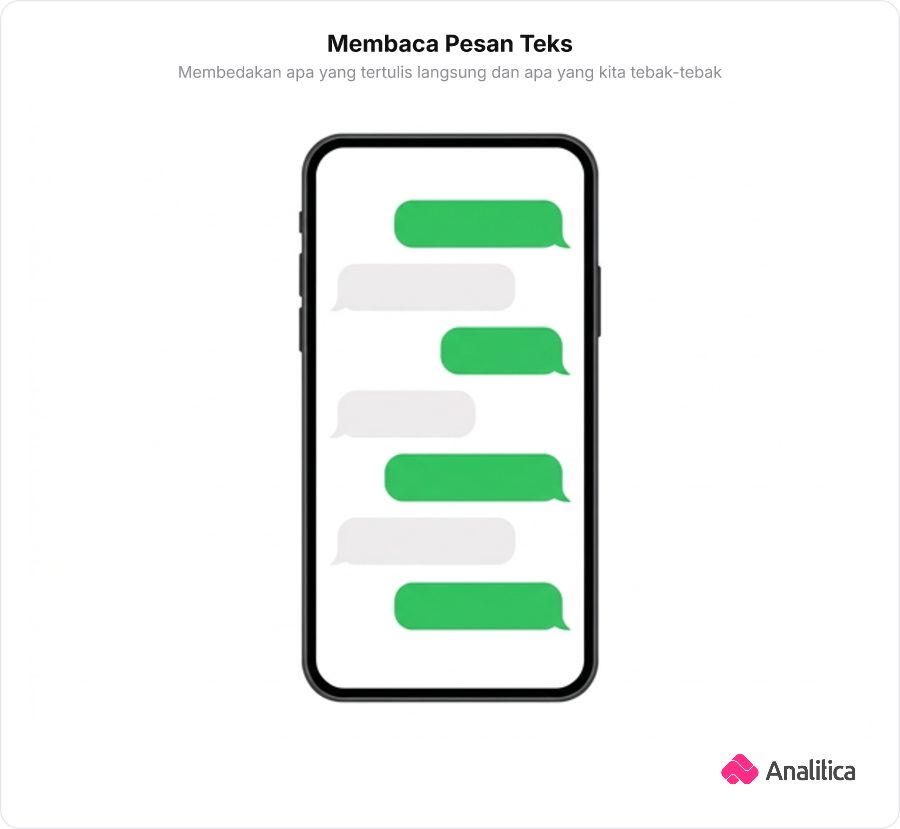 Ilustrasi smartphone dengan bubble percakapan chat hijau tanpa teks dalam gaya datar modern