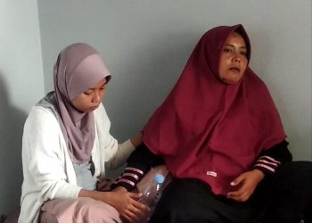 Istri Alm. Marsal Harahap, Bonia Didampingi Putrinya, Eka saat di Desa Karang Anyer, Kecamatan Gunung Maligas, Kabupaten Simalungun.