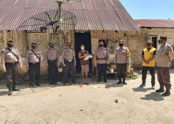 Kapolsek Tanah Jawa Kompol Selamat Beserta Jajarannya Saat Menyalurkan Bantuan