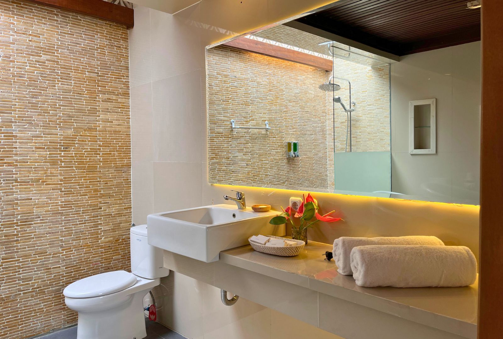 23 Bathroom2