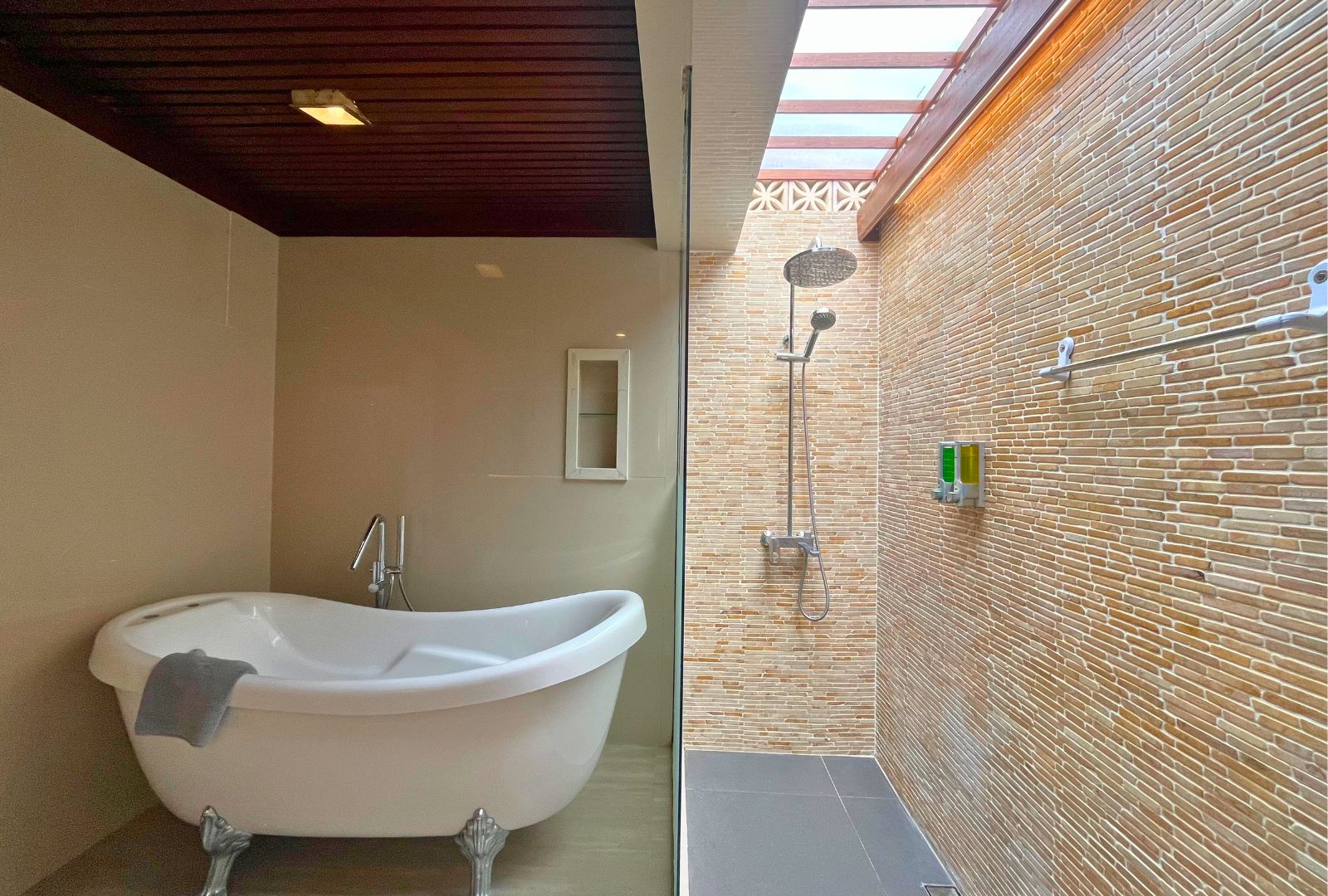 25 Bathroom2