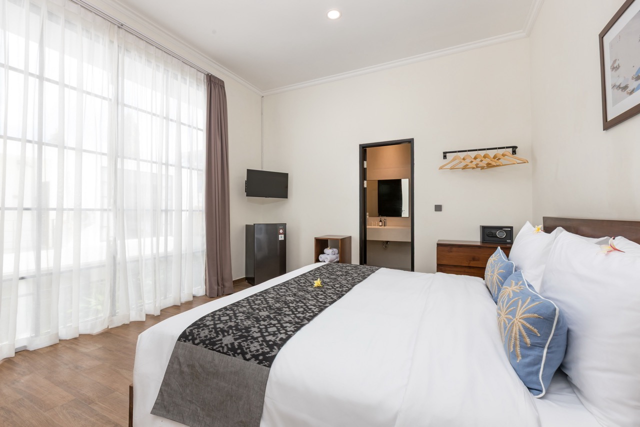 3 Beach8 Bedroom 104 02 Large