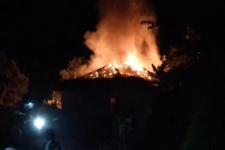 Tangis Pilu Kakek Suharman Sepulang dari Masjid, Lihat Rumahnya 'Digerogoti' Api Tangis Pilu Kakek Suharman Sepulang dari Masjid, Lihat Rumahnya 'Digerogoti' Api. (Foto Istimewa)