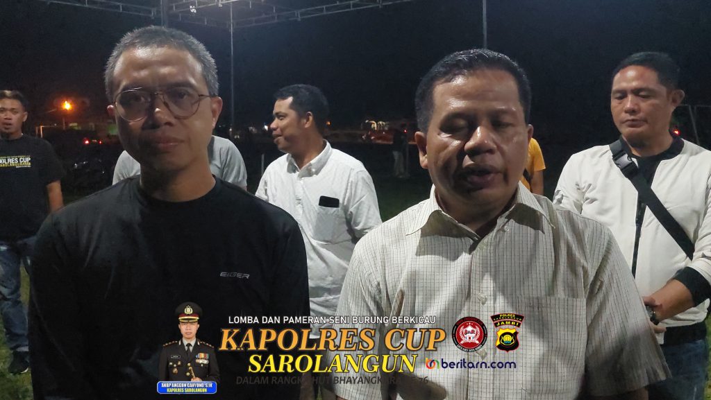 Pj Bupati Sarolangun Hendrizal (baju putih) dan Kapolres Sarolangun AKBP Anggun Cahyono saat diwawancarai 