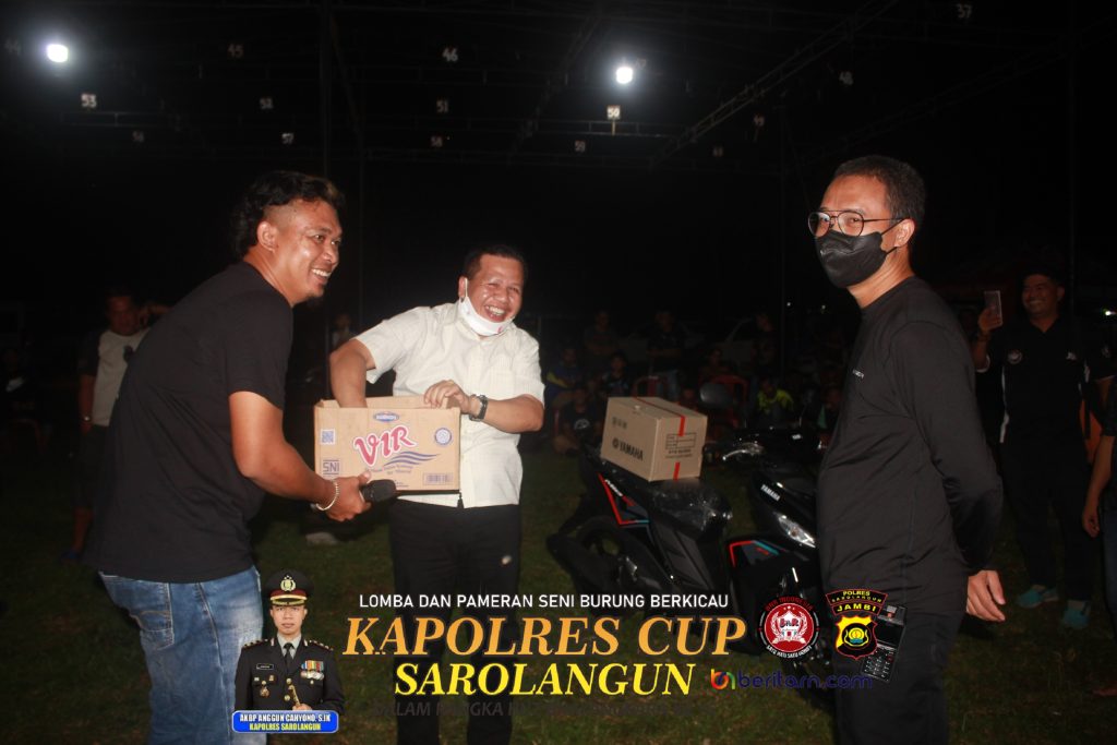 Pj Bupati Sarolangun Hendrizal dan Kapolres AKBP Anggun Cahyono saat mencabut undian doorprize satu unit sepeda motor 