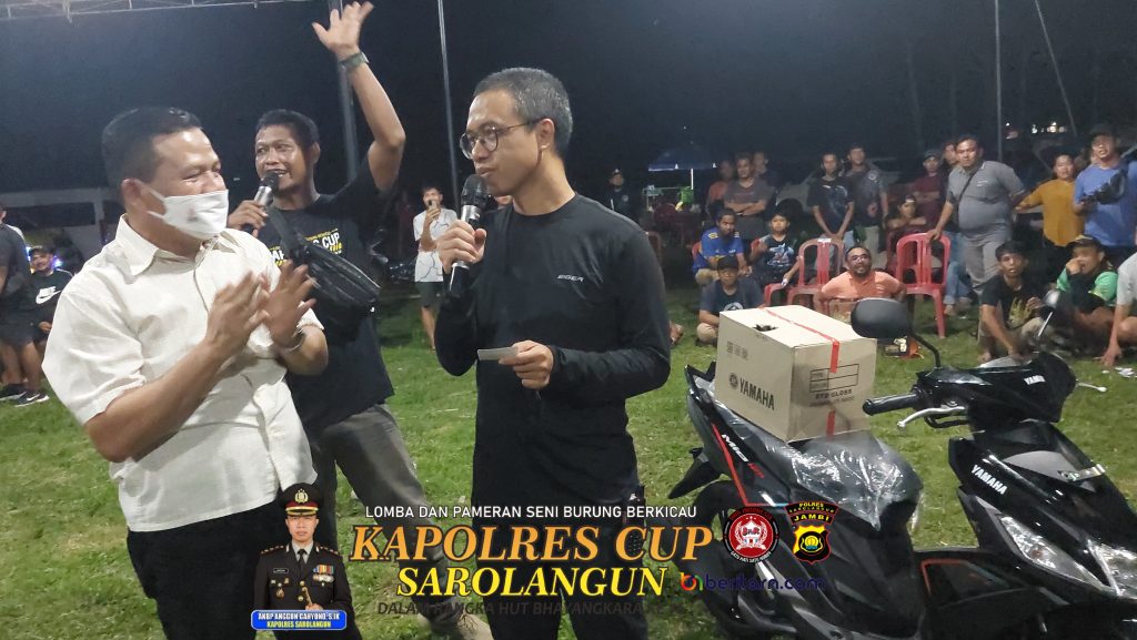 Kapolres Sarolangun AKBP Anggun Cahyono saat membacakan undian doorprize 