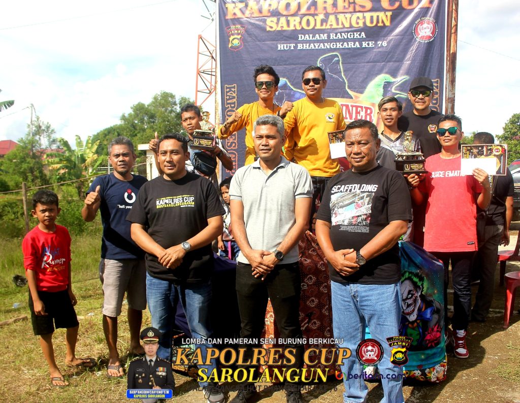 Foto Wakapolres Sarolangun bersama pemenang lomba kelas Murai Batu Utama 