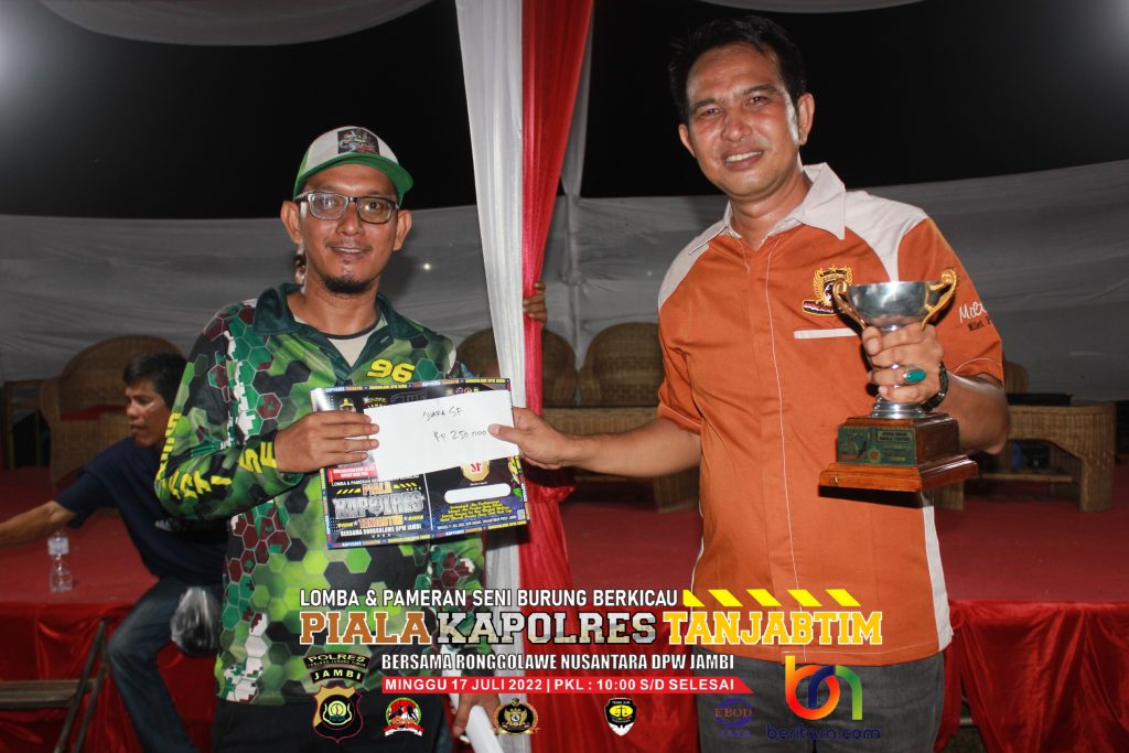 Penyerahan Piala Kepada Juara SF Terbaik Senapati SF 