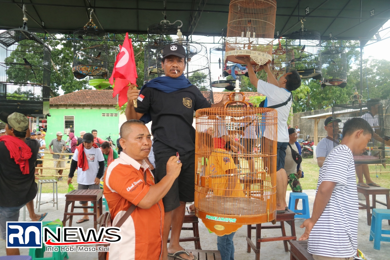 Bpk Supri menyerahkan bonus