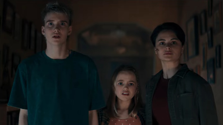 Kehadiran tokoh anak-anak menambah sisi menarik dalam plot film Evil Dead Rise (2023).