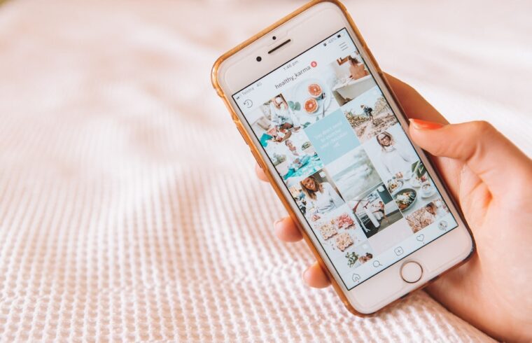 Definisi influencer marketing, jenis-jenisnya, manfaatnya, dan tips memilih influencer yang tepat untuk bisnis.