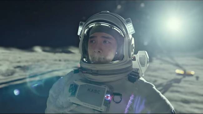 Sinopsis dan review film The Moon (2023) yang diperankan Doh Kyung-soo EXO.