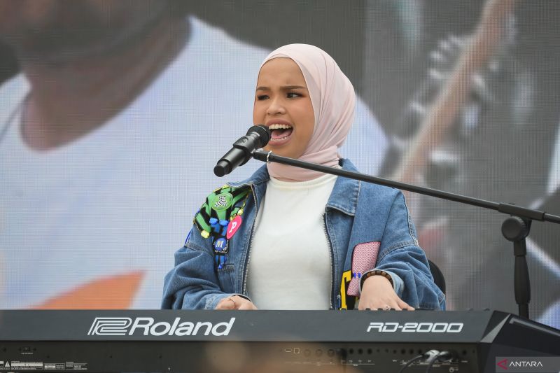 Putri Ariani tampil jadi guest star di konser Dewa 19 Bandung.