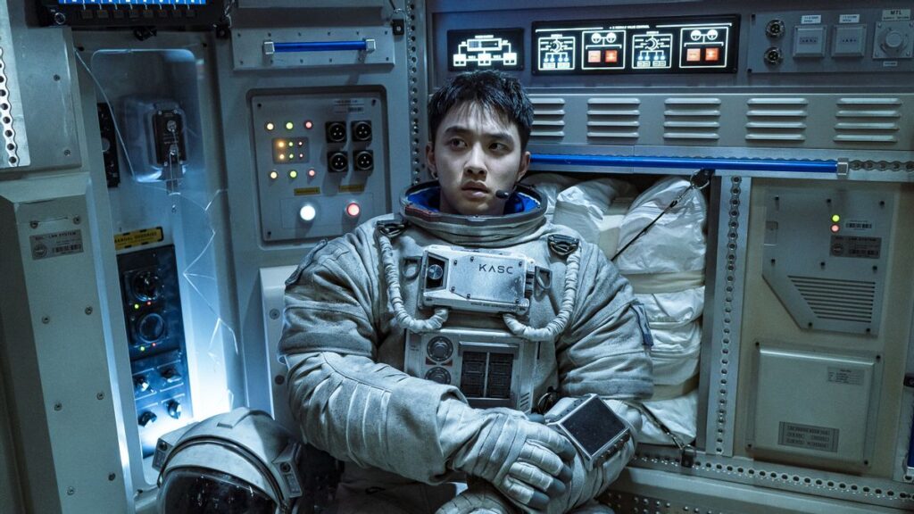 Film The Moon (2023) menceritakan kisah astronaut yang terjebak di bulan.