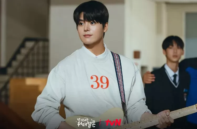 Sinopsis drama Korea Twinkling Watermelon yang bertema perjalanan waktu seorang gitaris berbakat.