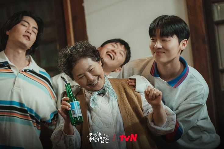 Ulasan drama Korea Twinkling Watermelon yang menceritakan kisah Ha Eun-gyeol kembali masa lalu saat ayahnya masih berusia 18 tahun.