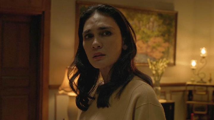 Sinopsis film Panggonan Wingit yang menceritakan kisah Raina terkena kutukan di hotel angker warisan ayahnya.