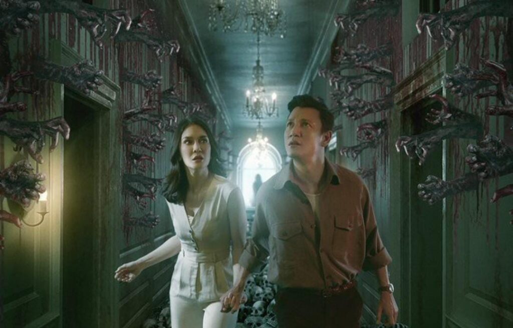 Ulasan film Panggonan Wingit (2023) yang dibintangi Luna Maya dan Christian Sugiono.